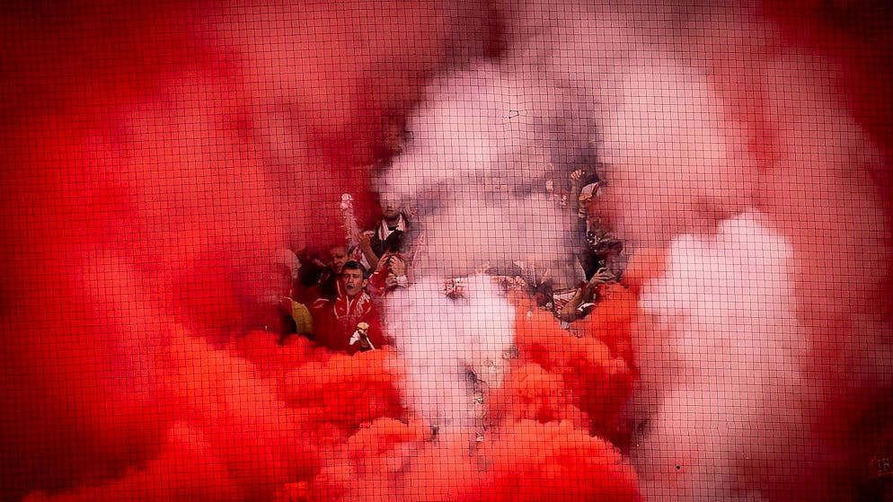 Le FC Cologne a été condamné mercredi à une amende record pour usage d'engins pyrotechniques et jet d'objets sur le terrain de la part de ses supporters lors d'un match de championnat en octobre.