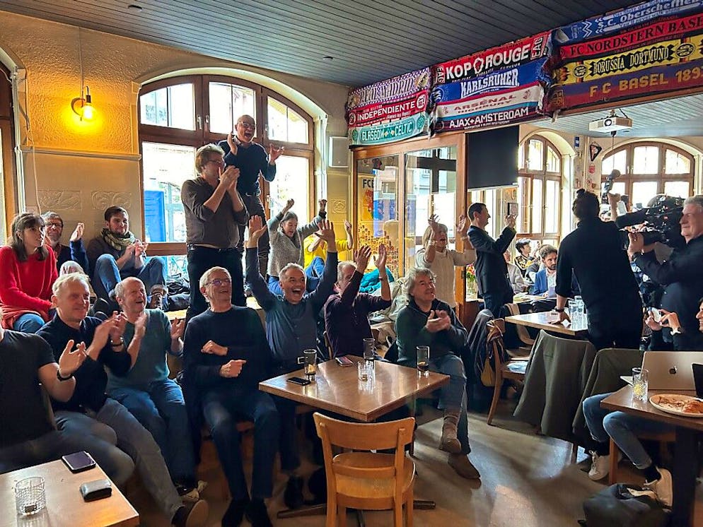 Jubel beim Public Viewing der Bundesratswahl in der Basler Fussball-Bar Didi Offensiv.