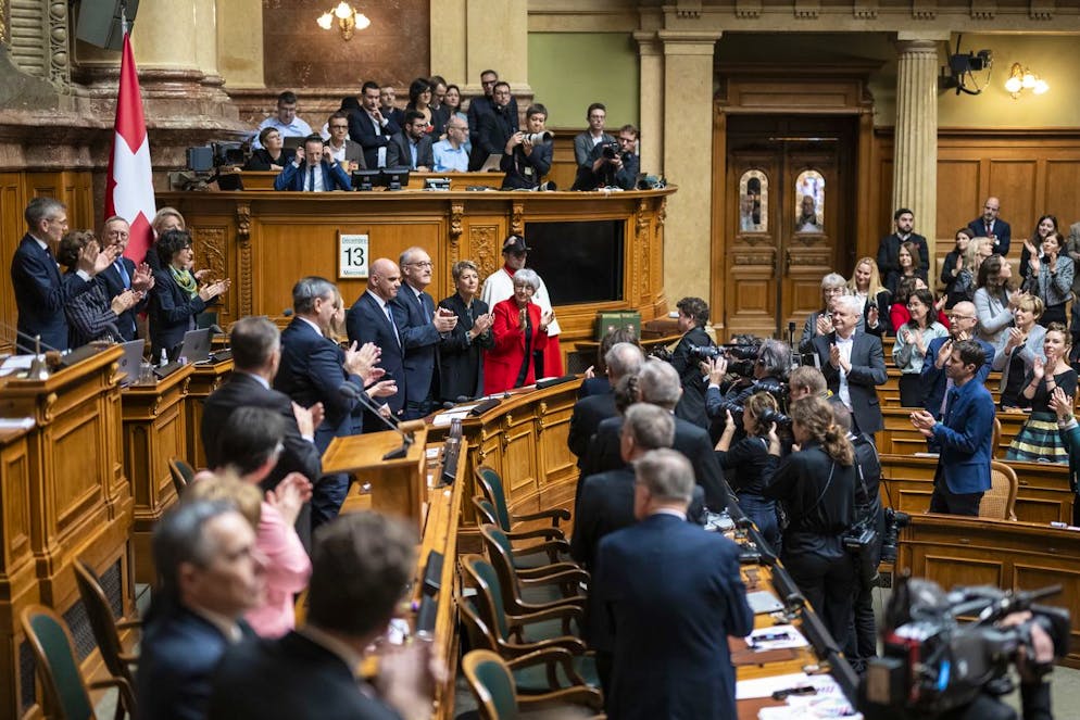 L'elezione del Consiglio federale del 13 dicembre 2023. I membri dell'Assemblea federale unitaria e del Consiglio federale tributano una standing ovation al presidente uscente Alain Berset, al centro, immortalato dai fotografi di Palazzo federale, prima dell'elezione generale del Consiglio federale da parte dell'Assemblea federale unitaria, a Berna mercoledì 13 dicembre 2023