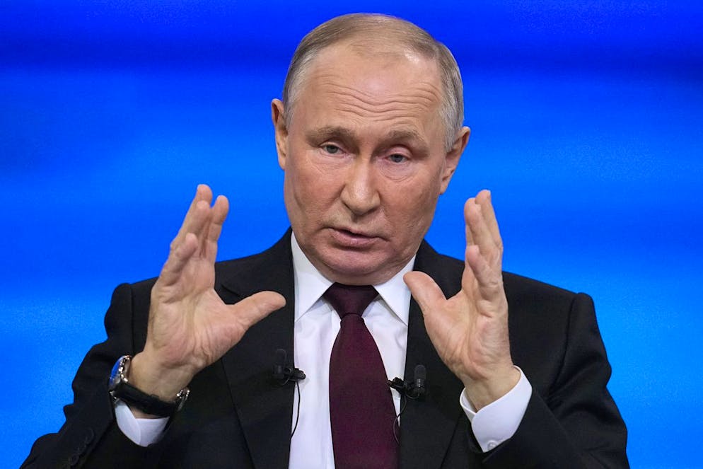 Il Presidente russo Vladimir Putin gesticola durante la sua conferenza stampa annuale a Mosca, in Russia, giovedì 14 dicembre 2023.