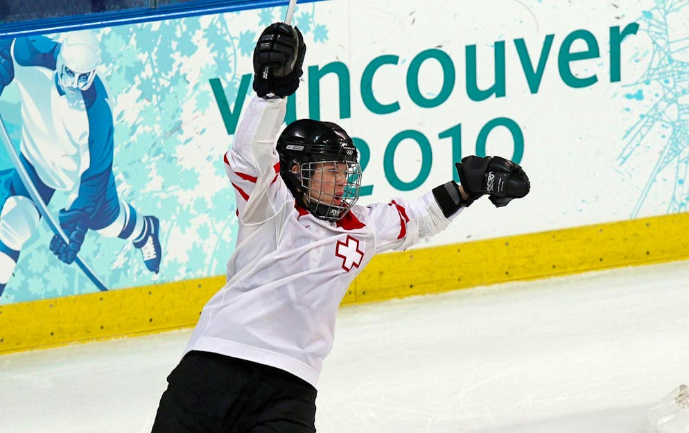 Quasi 14 anni fa: Nicole Bullo esulta mentre trasforma un rigore contro la Russia alle Olimpiadi di Vancouver 2010. contro i russi