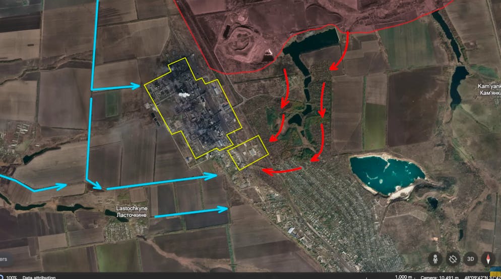 La dura battaglia di dicembre per Avdiivka azione per azione. Mosca cerca quindi di attaccare la stazione ferroviaria (piccolo rettangolo giallo): se venisse catturata, anche i rifornimenti alla città potrebbero essere interrotti. Un ostacolo è rappresentato dal quartiere industriale pesantemente fortificato (rettangolo giallo grande).