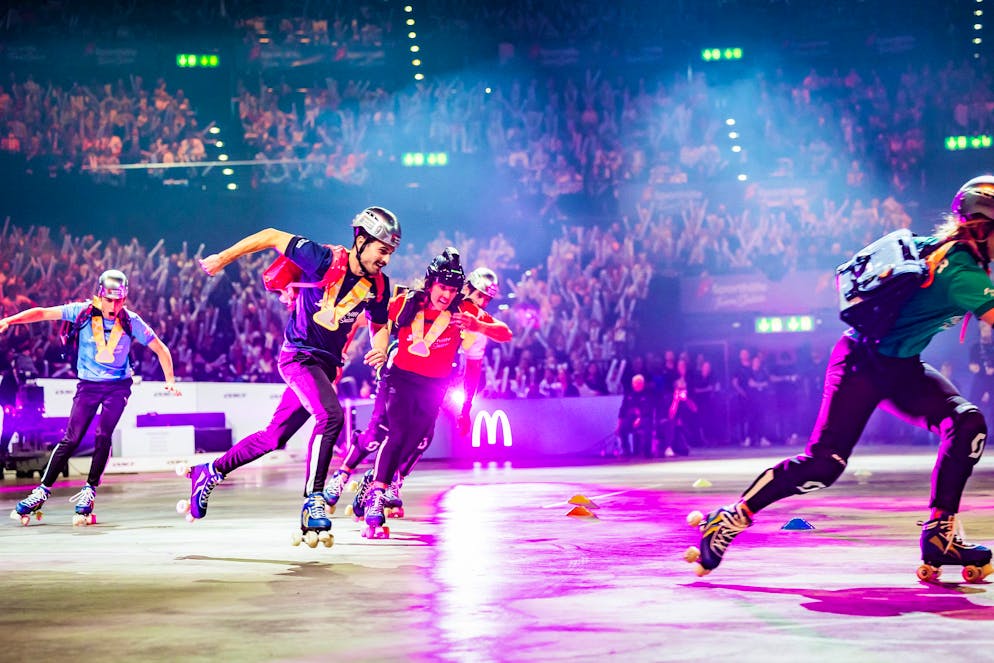 «Super10Kampf» 2023 am TV. In sechs Teams stellen sich die Athlet*innen im Zürcher Hallenstadion vor rund 12'000 Fans sportlichen Herausforderungen. Dabei werden Erinnerungen an die Kindheit geweckt, mit überdimensionalen Spielen wie Domino, Tic Tac Toe oder Angry Birds.