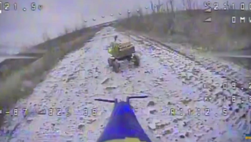 La dura battaglia di dicembre per Avdiivka azione per azione. Dato che rifornire le truppe in loco è molto pericoloso, la Russia schiera per la prima volta un veicolo drone, che però cade vittima di un drone ucraino.