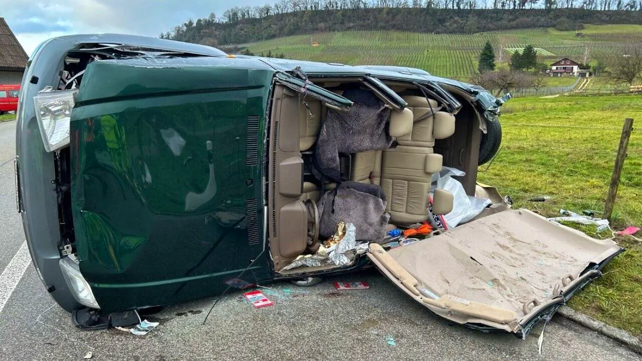 Verkehrsunfall. Drei Personen verletzen sich bei Autounfall in Osterfingen SH