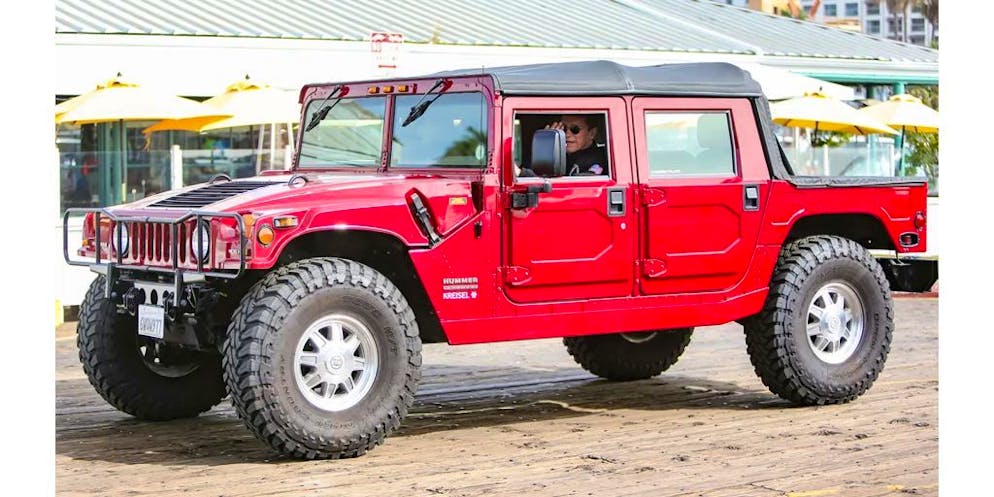 Mittlerweile fährt Arnold Schwarzenegger einen elektrischen Hummer H1. 