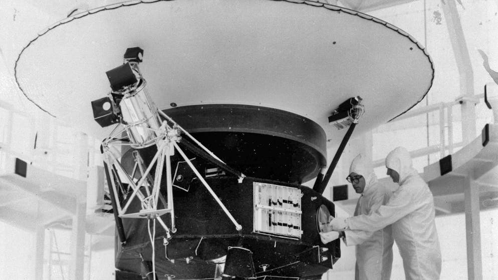 La sonda Voyager nel 1977 al Kennedy Space Center in Florida, viene preparata in vista del lancio (foto d'archivio).