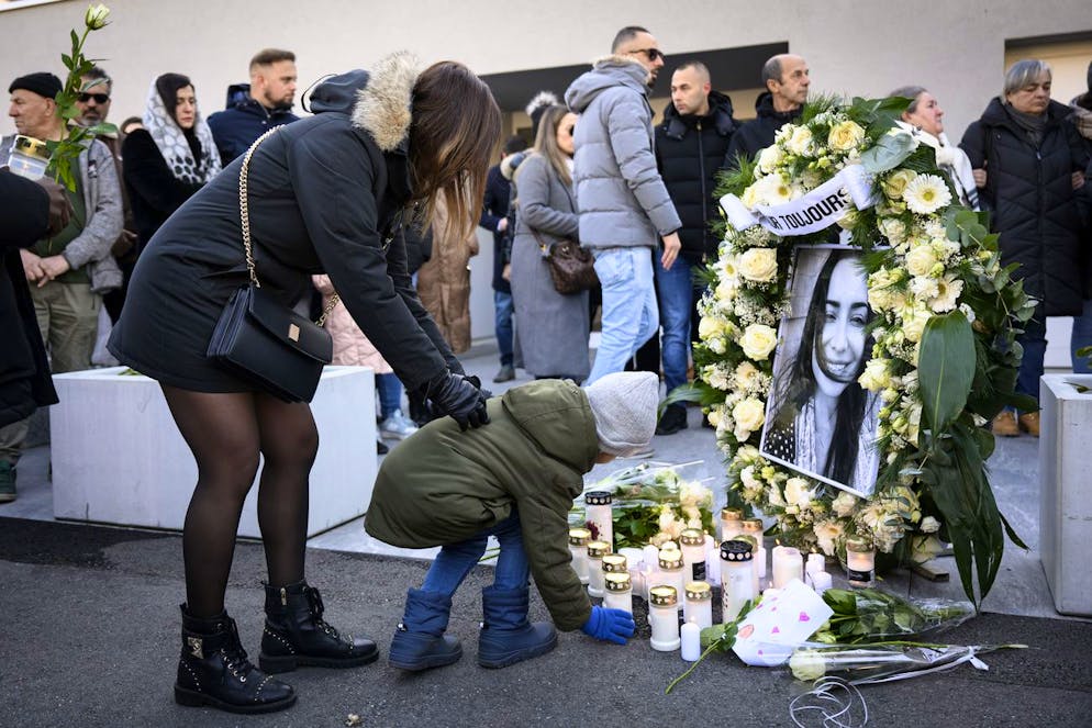 Marche blanche à Sion. Des gens de tout âge avaient fait le déplacement, dont beaucoup de familles avec des enfants.