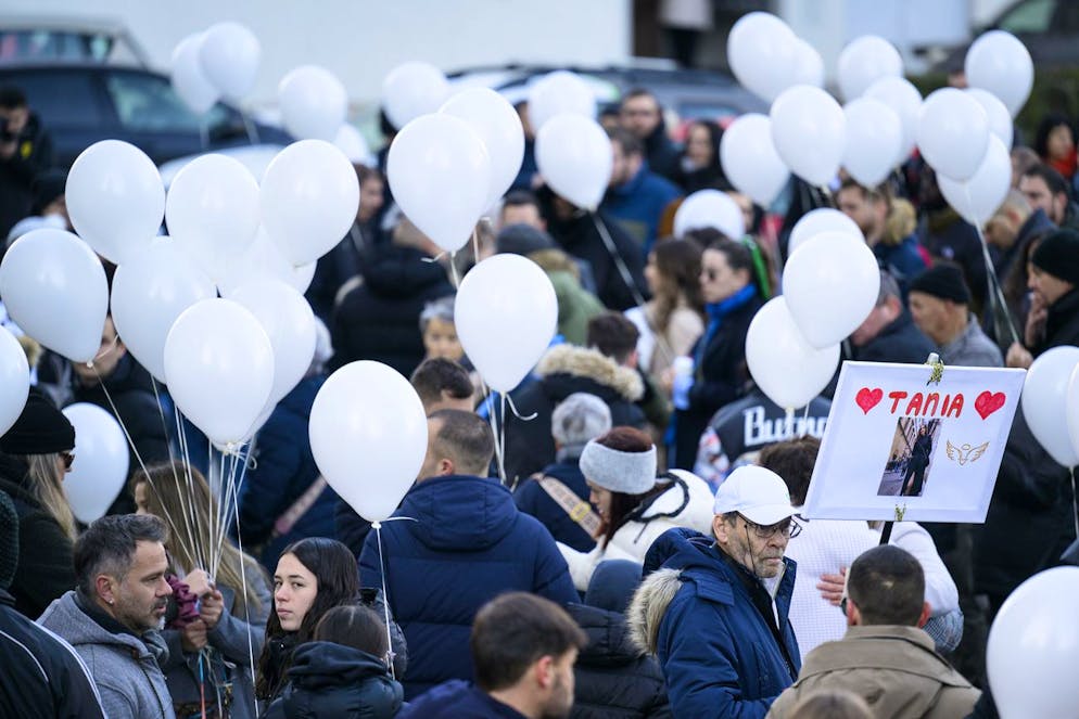 Marche blanche à Sion. Le cortège s'est déplacé dès 11h00 en silence, sans banderoles ni slogans dans le froid sec de ce matin de décembre.