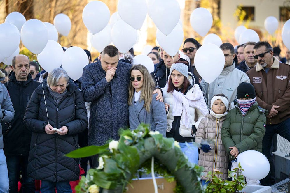 Marche blanche à Sion. Après avoir marché une petite demi-heure, le cortège s'est arrêté devant le domicile de la victime où était déposée une grande couronne de fleurs blanches avec une photo.