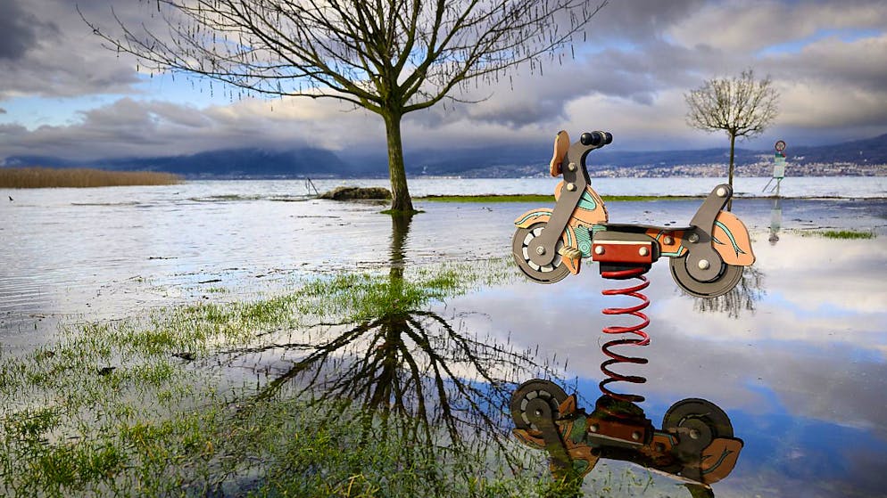 Un parco giochi allagato sulle rive del lago di Neuchâtel.