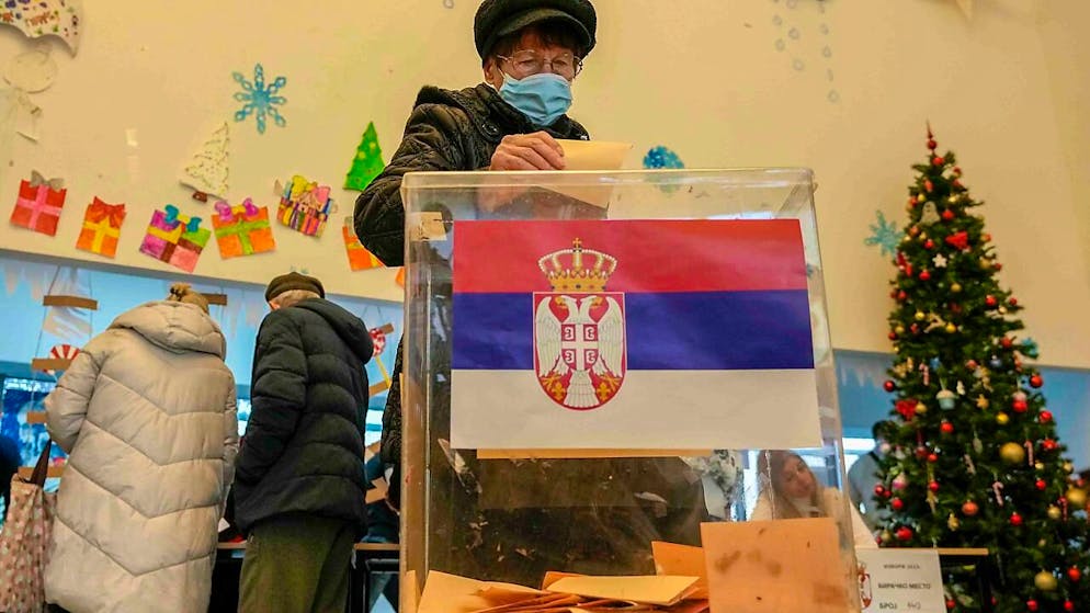 Eine Frau gibt ihre Stimme bei den vorgezogenen Parlamentswahlen ab. Foto: Darko Vojinovic/AP/dpa