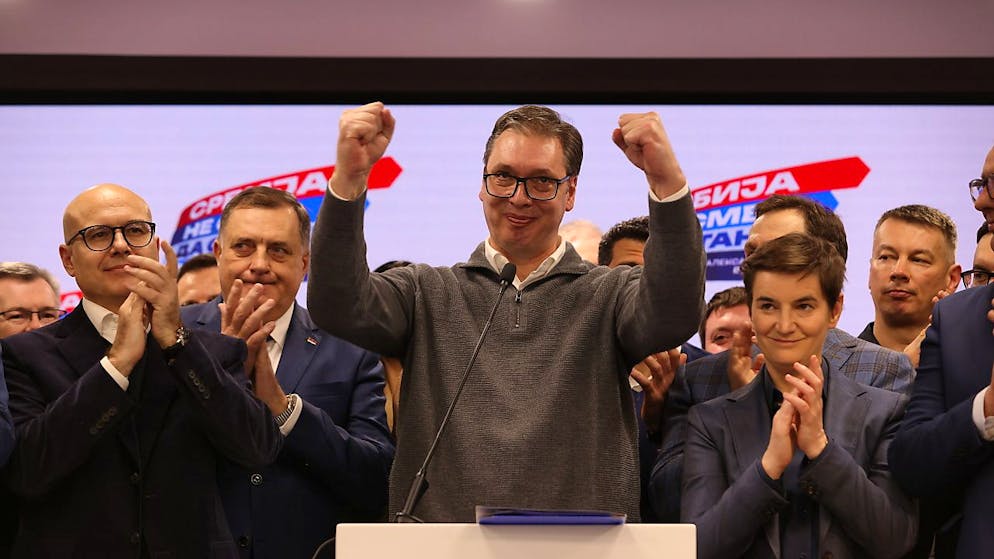 Il presidente serbo Aleksandar Vucic (al centro)