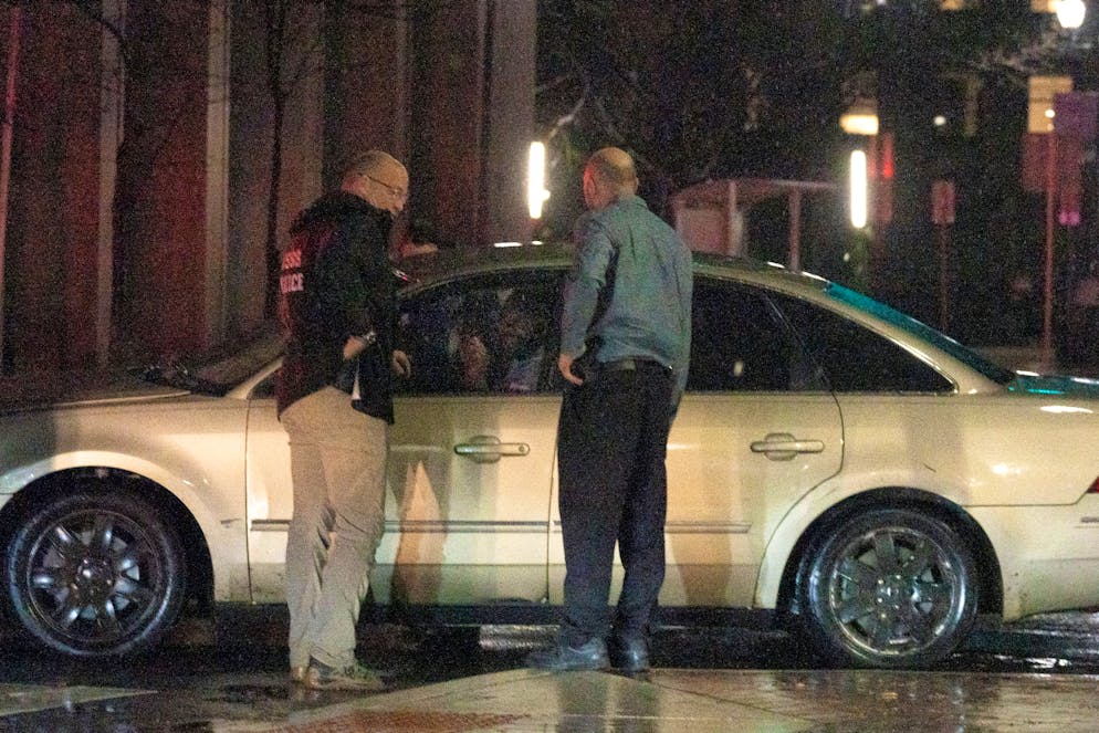 La polizia dei servizi segreti e il personale di sicurezza interrogano il conducente di un veicolo che si è schiantato contro un SUV parcheggiato che faceva parte del corteo del presidente USA domenica sera mentre Biden stava lasciando una visita al quartier generale della sua campagna a Wilmington.