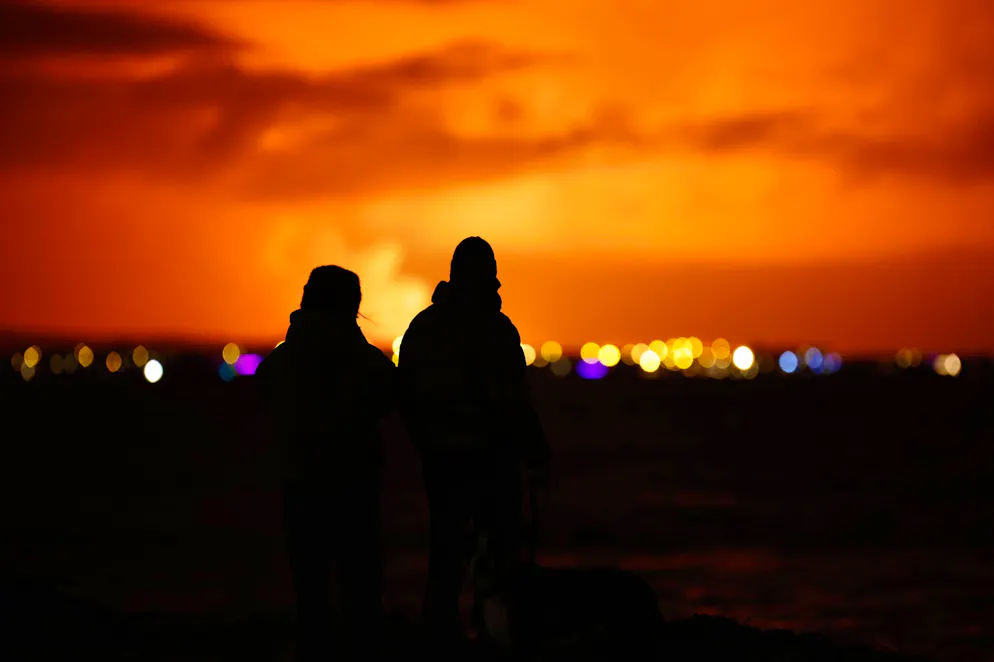 Nach Erdbebenserie vulkanischer Ausbruch auf Island. ... sich der Lava nicht zu nähern. Der Ort Grindavik war aus Sorge vor einem Ausbruch bereits im November geräumt worden.