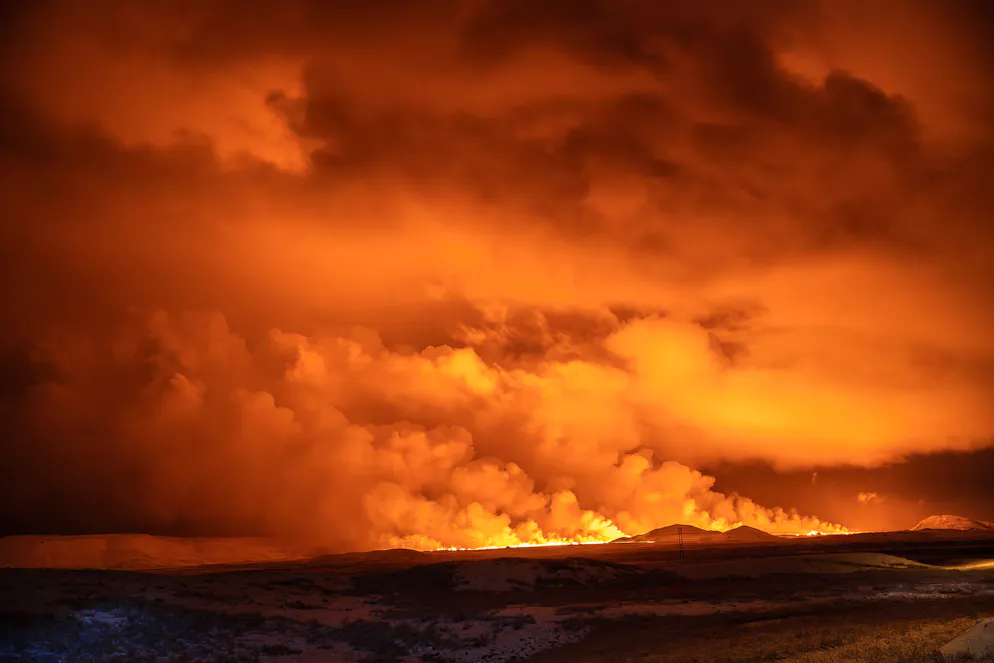 Nach Erdbebenserie vulkanischer Ausbruch auf Island. Gefährlich für Menschen sind nicht nur die Lavaströme, sondern auch Aschefall und freigesetzte Giftstoffe. Unter dem Ort auf der Reykjanes-Halbinsel, auf der es bereits drei Jahre in Folge zu Vulkanausbrüchen kam,...