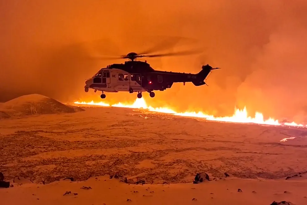 Nach Erdbebenserie vulkanischer Ausbruch auf Island. Ein Helikopter der Küstenwache fliegt am 18. Dezember nahe Grindavik über die Halnbinsel Reykjanes:...