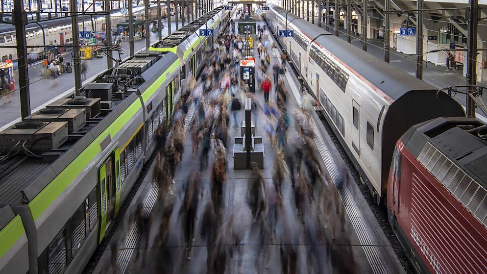 Un'affollata stazione di Lucerna. Fotografia scattata il 15 giugno 2023.