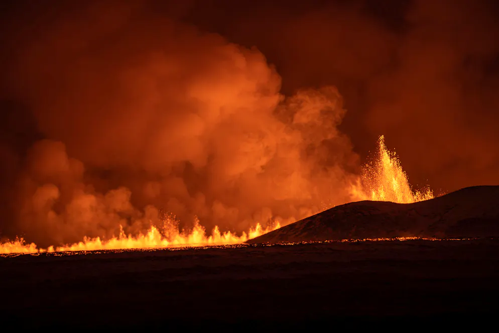 Eruzione vulcanica in Islanda dopo una serie di terremoti. ... ha raggiunto circa i quattro chilometri, secondo un vulcanologo. Stando agli esperti, la crepa è molto più lunga...