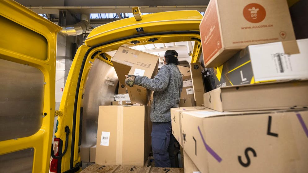 One million parcels a day. The suffering of postmen and women during the Christmas season