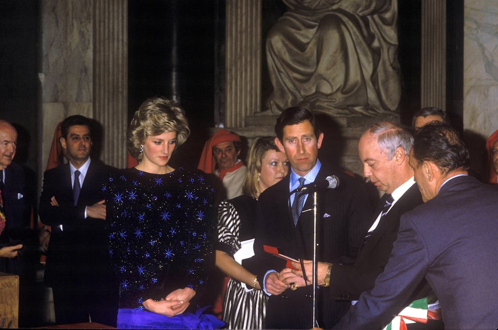 La principessa Diana con l'allora marito, il principe Carlo, durante la visita a Firenze mentre indossa l'abito dello stilista Jacques Azagury venduto all'asta.