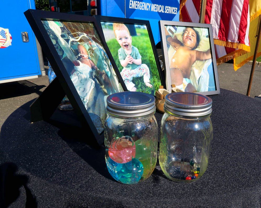 Le perle d'acqua vendute da Migros hanno causato dei morti negli USA. Durante una protesta svoltasi a novembre nel New Jersey sono state mostrate tre fotografie di bambini finiti al pronto soccorso dopo aver ingerito le palline. La piccola Esther (al centro) è morta.