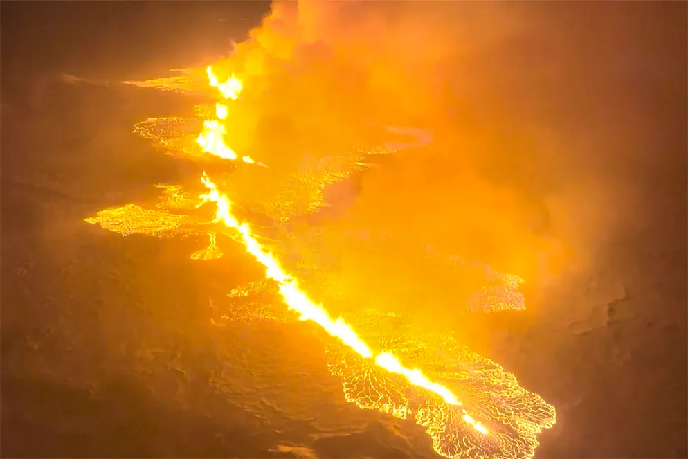 Nach Erdbebenserie vulkanischer Ausbruch auf Island. Ein Spalt, aus dem Lava schoss, vergrösserte sich im Laufe der Nacht und wuchs bis zum frühen Morgen...