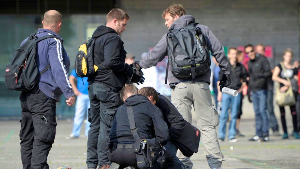 Un intervento della polizia durante la manifestazione non autorizzata a seguito del corteo del Primo maggio 2011 a Zurigo. (foto d'archivio)