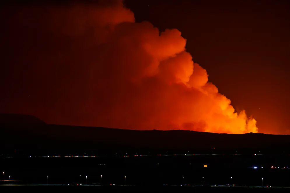 Eruzione vulcanica in Islanda dopo una serie di terremoti. ... una galleria magmatica lunga circa 15 chilometri corre da nord-est a sud-ovest verso il mare.