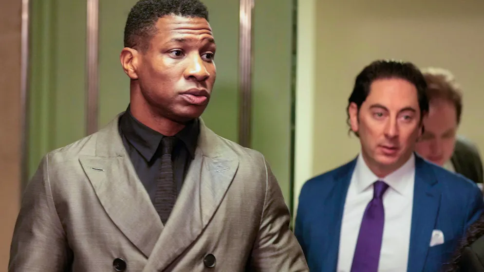 Jonathan Majors (l) wurde nach einem Vorfall mit seiner damaligen Freundin von der Polizei in Gewahrsam genommen.