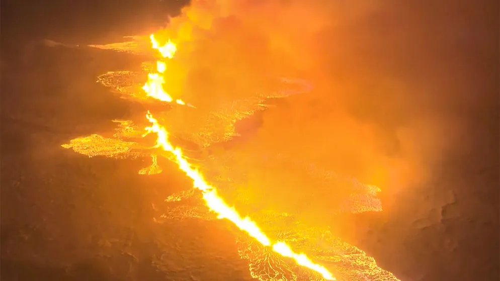 Scatta il codice rosso. Erutta un vulcano in Islanda dopo settimane di forte attività