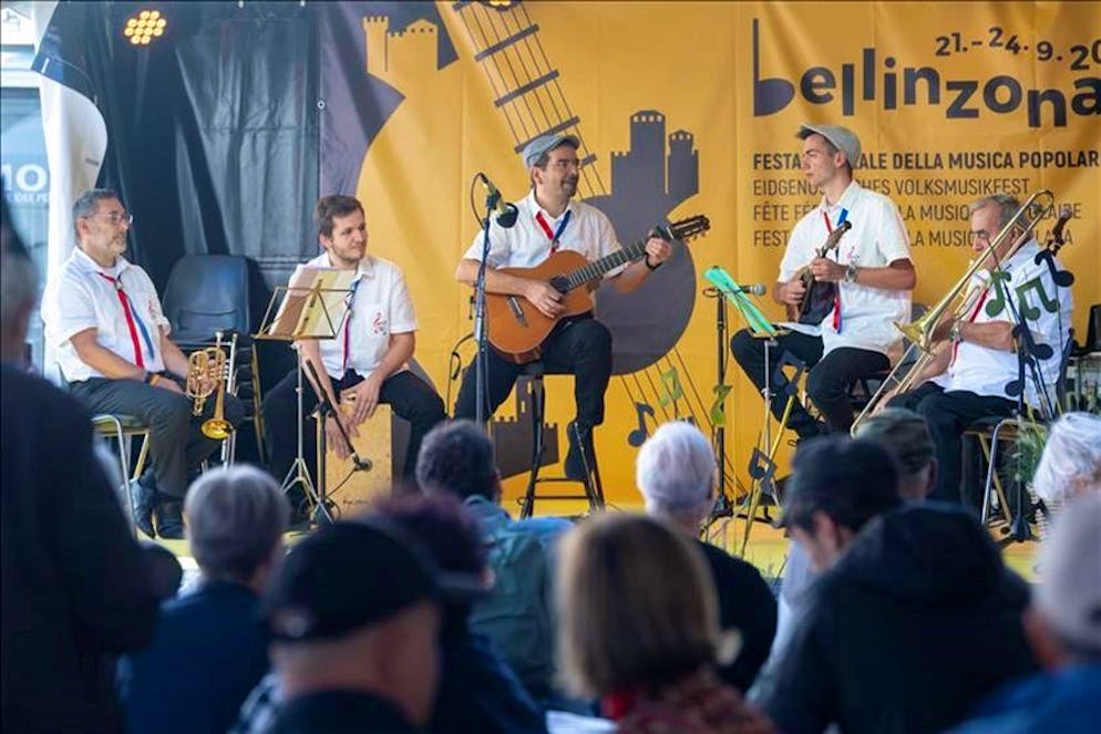 Uno degli oltre 200 gruppi esibitosi.