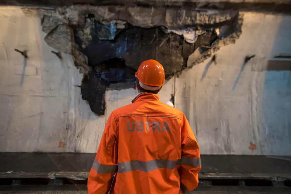 Un dipendente dell'Ufficio federale delle strade ispeziona i danni nella galleria autostradale del San Salvatore sulla A2 vicino a Lugano, giovedì 8 giugno 2017, a Grancia.