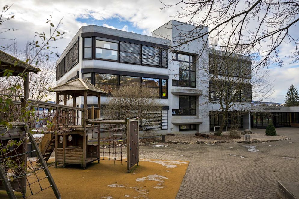 Viele Schulen, wie beispielsweise das Schulhaus Thomasgarten in Oberwil BL, blieben während der Pandemie teilweise zu – offenbar ohne langfristigen Folgen für die Schüler*innen.