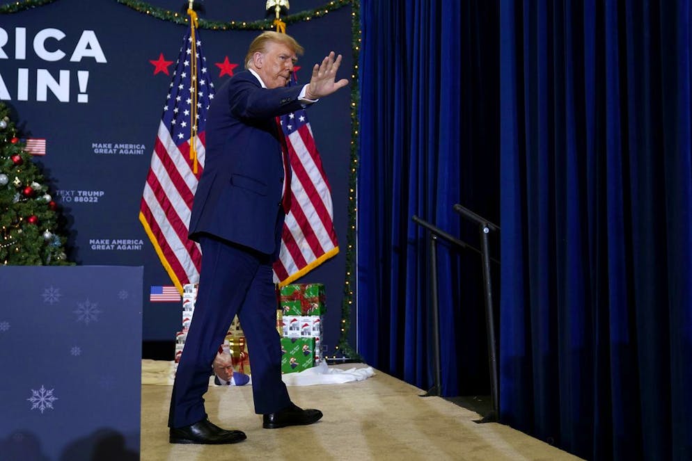L'ex presidente Donald Trump esce dal palco dopo aver parlato a un raduno, martedì 19 dicembre 2023, a Waterloo in Iowa.