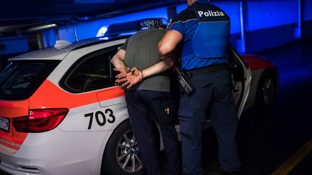 Tra Lugano e Moleno. Si danno alla fuga dopo aver rubato un'auto, arrestati due giovani