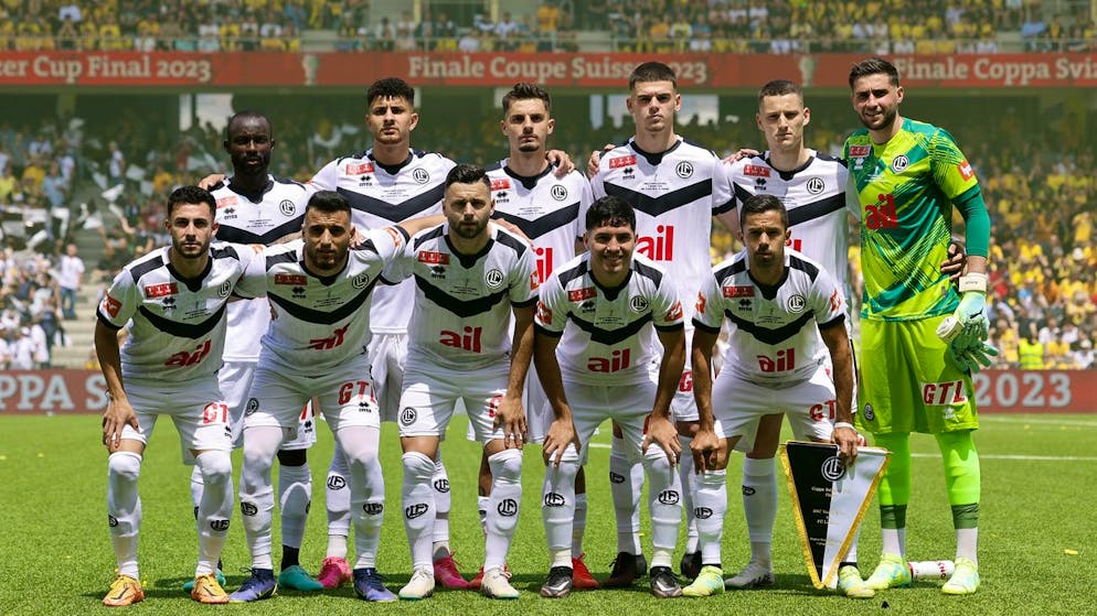 La formazione del Lugano prima della finale del 4 luglio, al Wankdorf di Berna.
