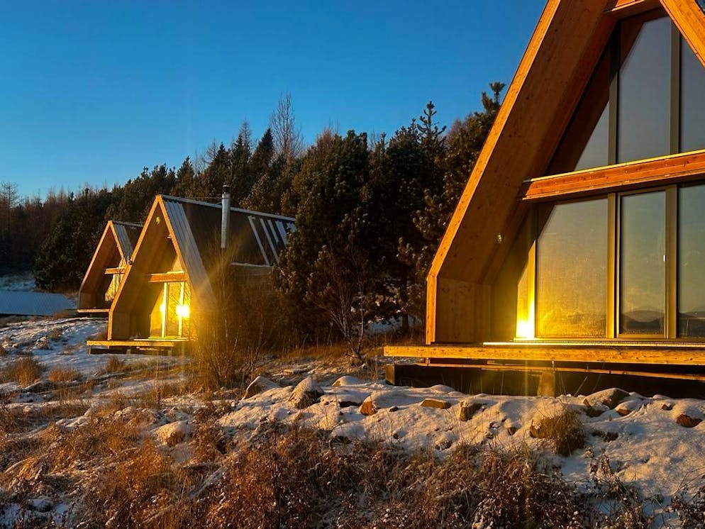 Auf und davon – Steff und Isabelle suchen in Island ihr Glück. Und diese durch Schweizer Tiny-Häuser erweitert. 