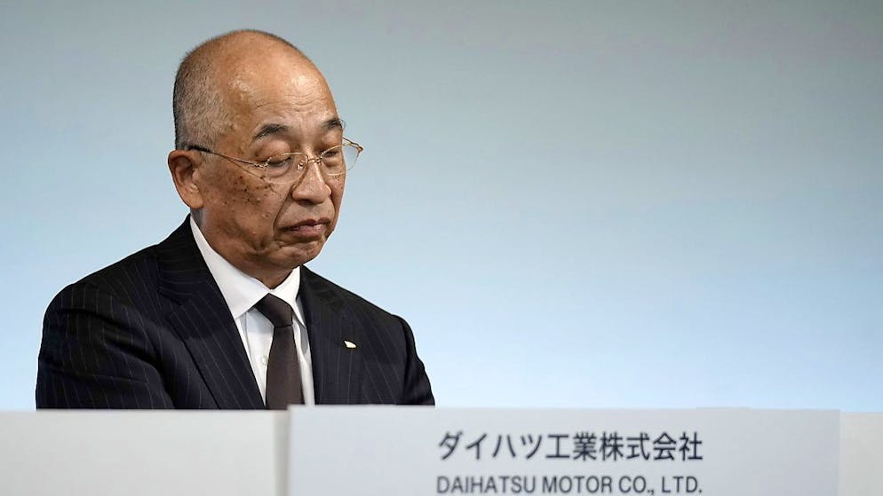 Il presidente di Daihatsu, Soichiro Okudaira, si è scusato per quanto sta succedendo.