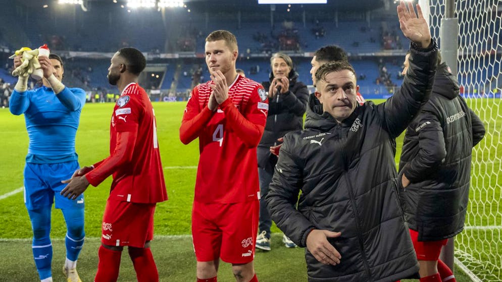 Xherdan Shaqiri e compagni festeggiano la qualificazione a Euro 2024 al St. Jakob di Basilea.
