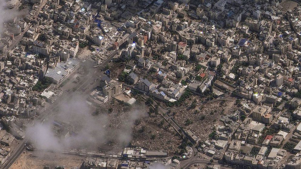 Al centro dell'immagine, dello scorso 18 ottobre, si riconosce l'ospedale Al-Ahli dopo un'eslposione.