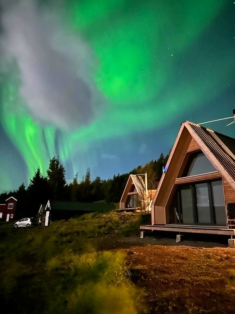 Auf und davon – Steff und Isabelle suchen in Island ihr Glück. Die Luzerner haben sich ihren Auswanderer-Traum mit der Hengifosslodge bei Egilsstaðir erfüllt. Im Osten Islands hat sich das Luzerner Paar ein Grundstück inklusive Ferienanlage gekauft.