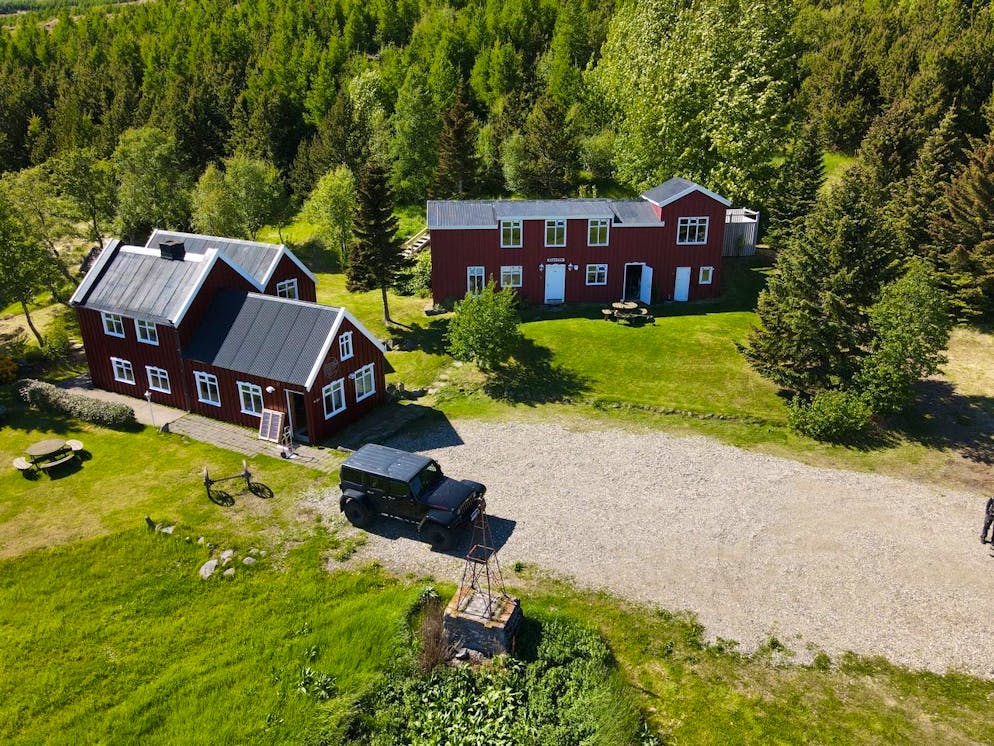 Auf und davon – Steff und Isabelle suchen in Island ihr Glück. Isabelle und Steff Felix haben für ihren Traum ihre gut bezahlten Jobs in der Schweiz aufgegeben. Die wilde Natur Islands und die Herzlichkeit der Insulaner hat es ihnen angetan.