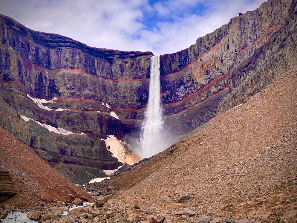Auf und davon – Steff und Isabelle suchen in Island ihr Glück. Der drittgrösste Wasserfall Islands, der Hengifoss, mit einer Höhe von 118 Metern, liegt ganz in der Nähe der gleichnamigen Lodge-Anlage der Familie Felix.