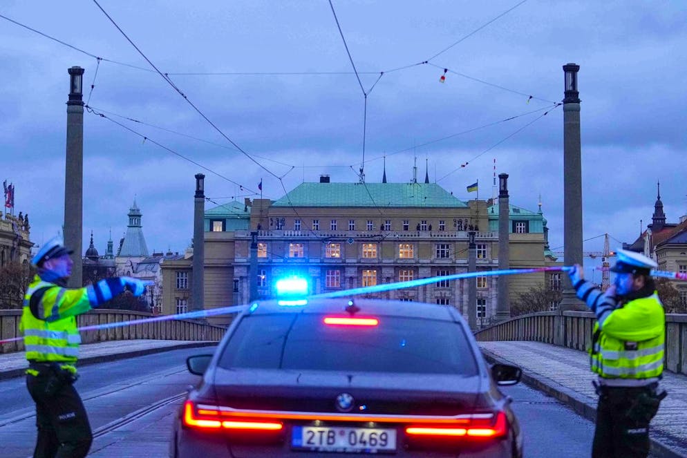 Sparatoria a Praga. Gli agenti di polizia sorvegliano una strada nel centro di Praga davanti all'Uni.