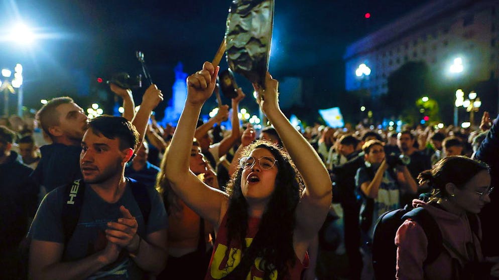 La decisione del nuovo presidente argentino, Javier Milei, ha subito suscitato un'enorme protesta popolare.