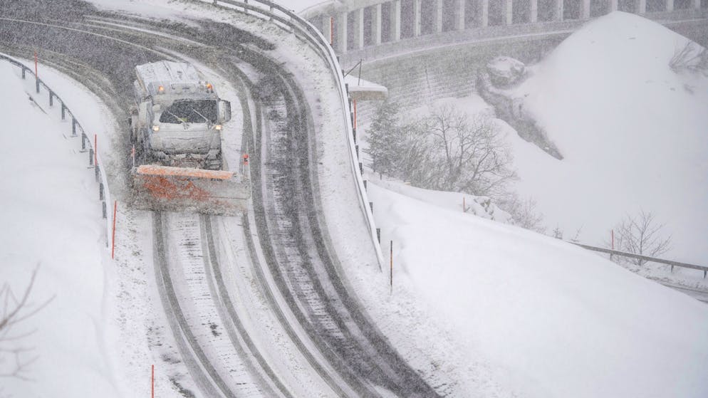 Forte vento in Ticino. Diramato un allarme 4 su 5 per forti nevicate sulle Alpi