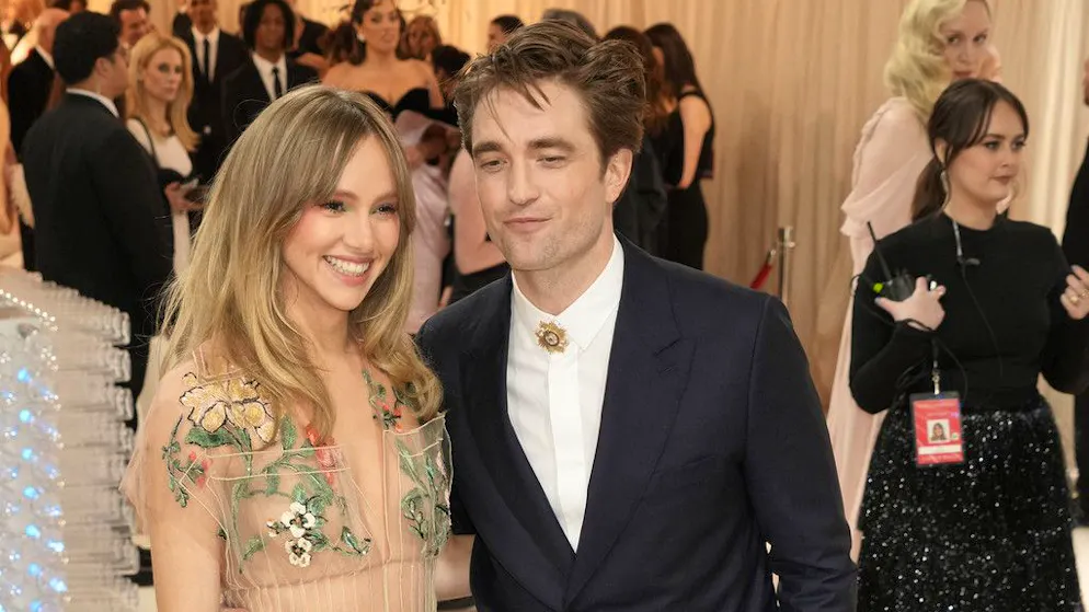Fiori d'arancio. Matrimonio in vista per Robert Pattinson e Suki Waterhouse