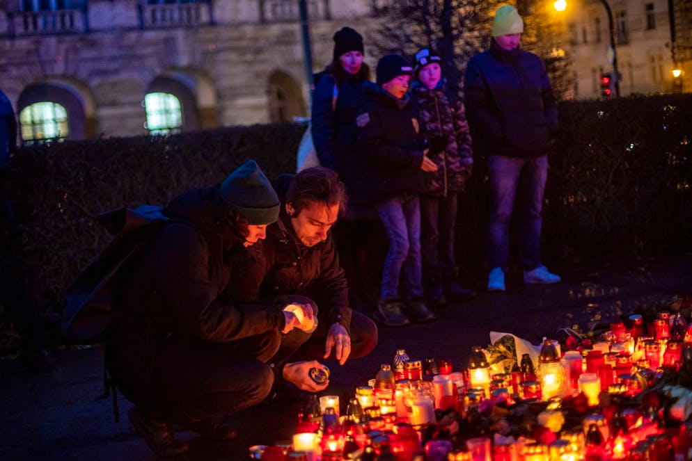 Sparatoria a Praga. Migliaia di candele e fiori sono stati deposti fuori dall'Università di Praga dove giovedì un 24enne ceco ha ucciso 14 persone, sparando loro.