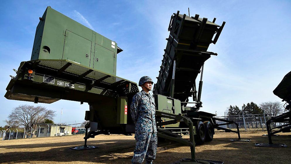 Un soldato giapponese davanti a un intercettore di missili balistici Patriot Advanced Capability-3 (PAC-3) (foto d'archivio)